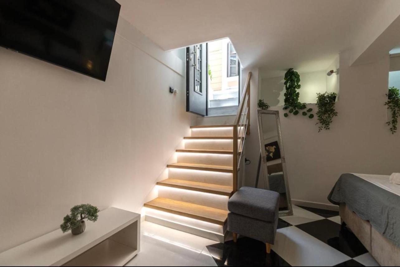 Kostas Plaka Square Apartment