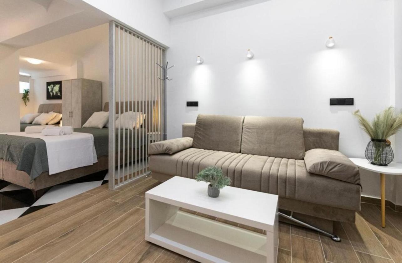 Kostas Plaka Square Apartment *