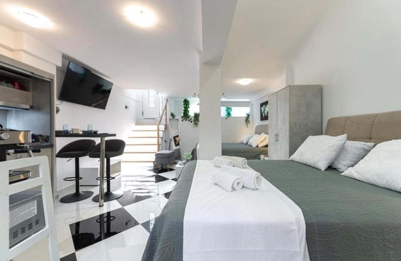 Kostas Plaka Square Apartment