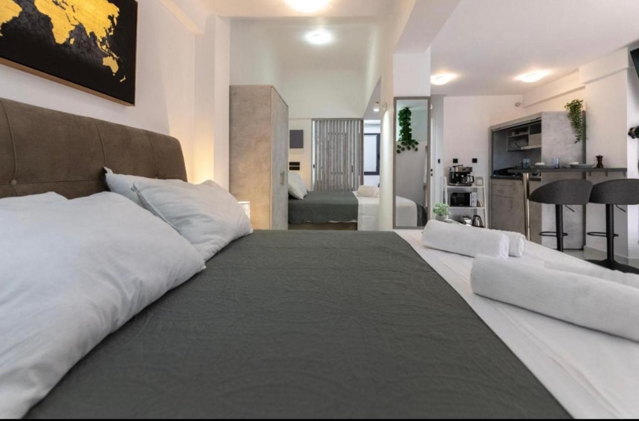 Kostas Plaka Square Apartment *