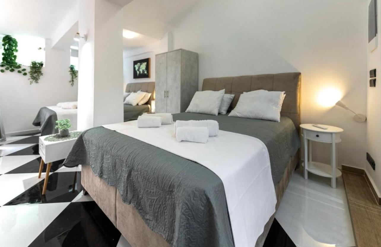 Kostas Plaka Square Apartment Athens