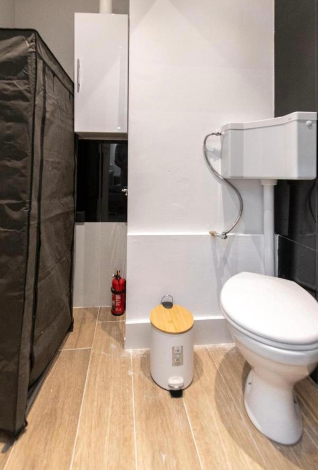 Kostas Plaka Square Apartment